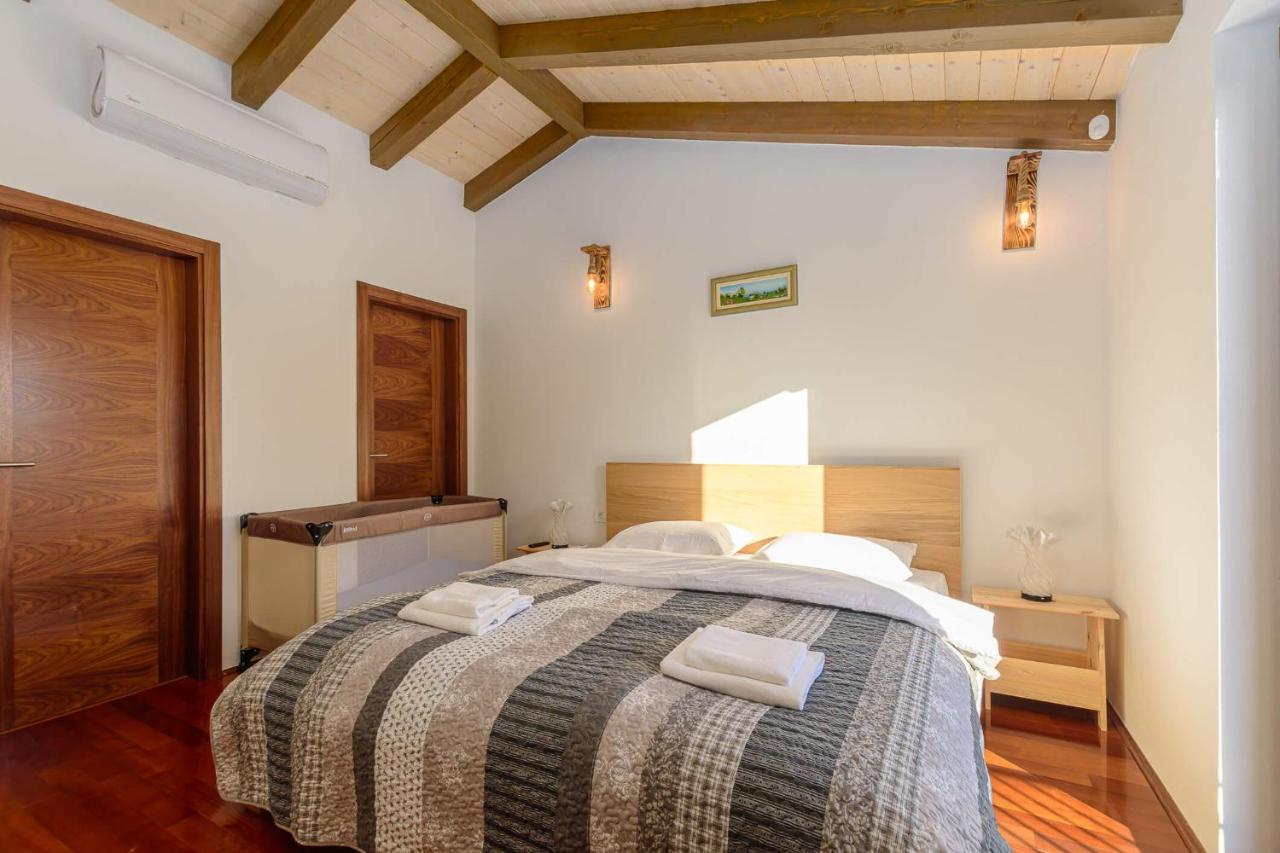 Villa David - Luxurious Secluded Villa With A Heated Pool Butkovici  Bagian luar foto
