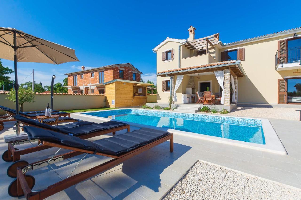 Villa David - Luxurious Secluded Villa With A Heated Pool Butkovici  Bagian luar foto