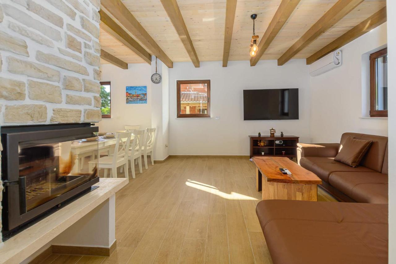Villa David - Luxurious Secluded Villa With A Heated Pool Butkovici  Bagian luar foto