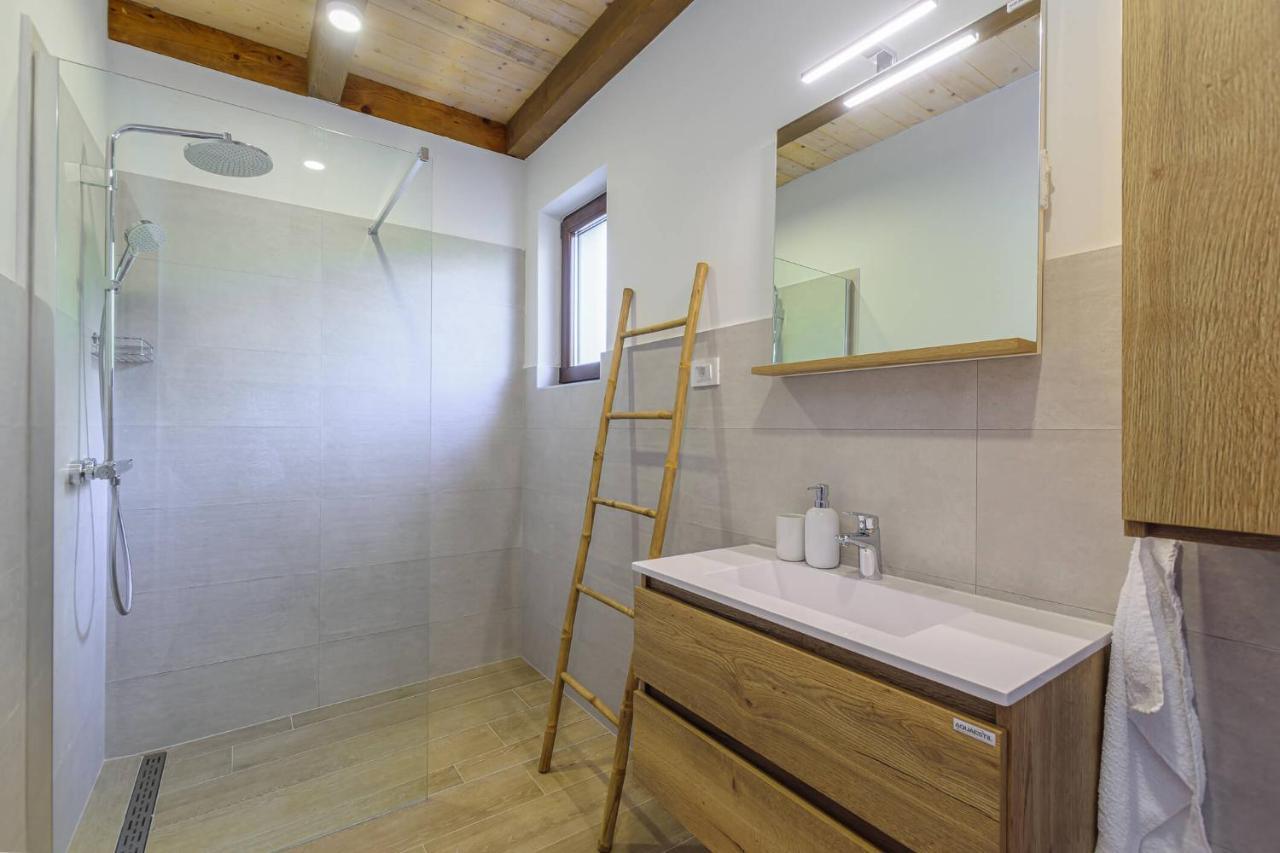 Villa David - Luxurious Secluded Villa With A Heated Pool Butkovici  Bagian luar foto