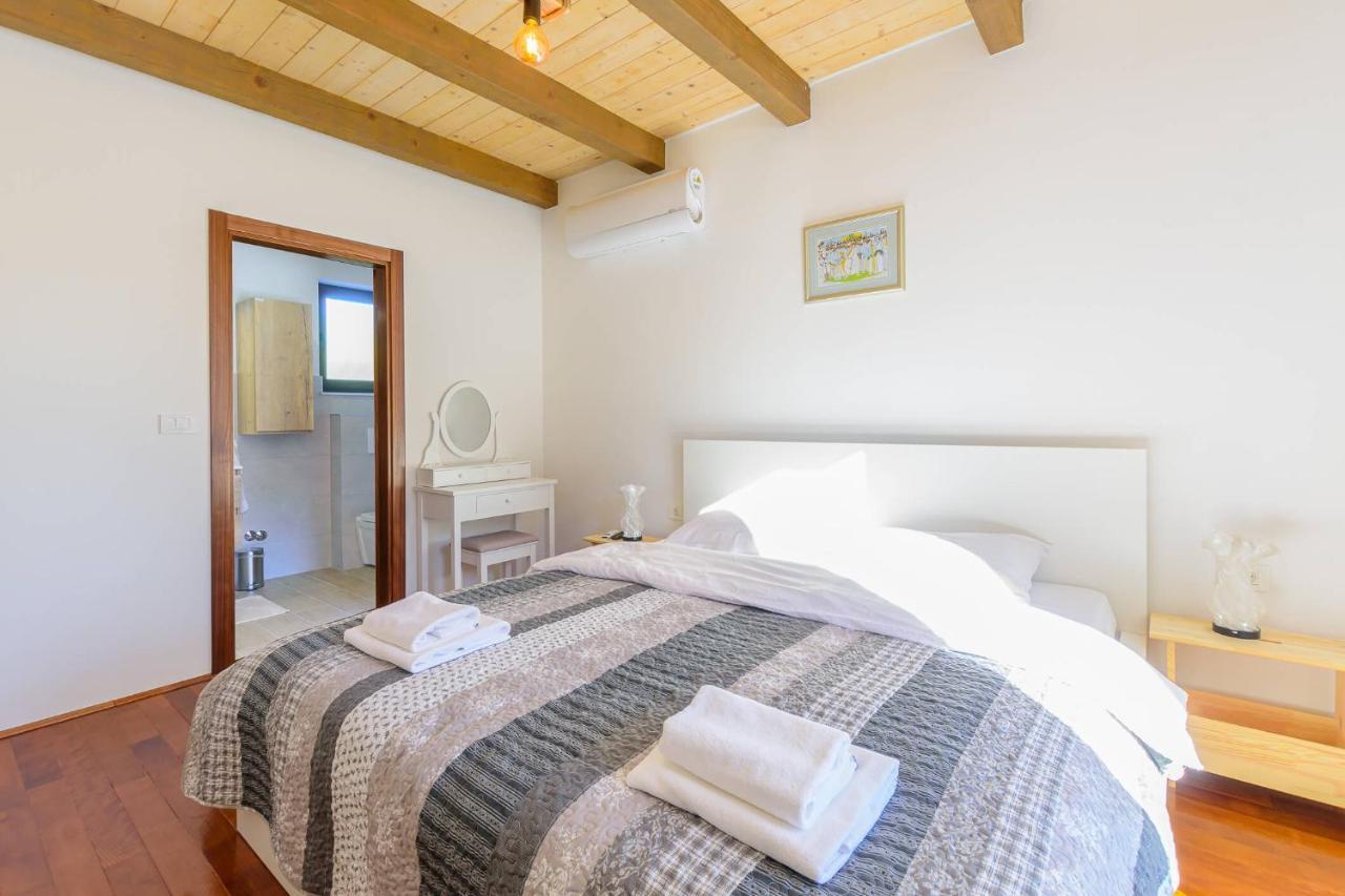 Villa David - Luxurious Secluded Villa With A Heated Pool Butkovici  Bagian luar foto