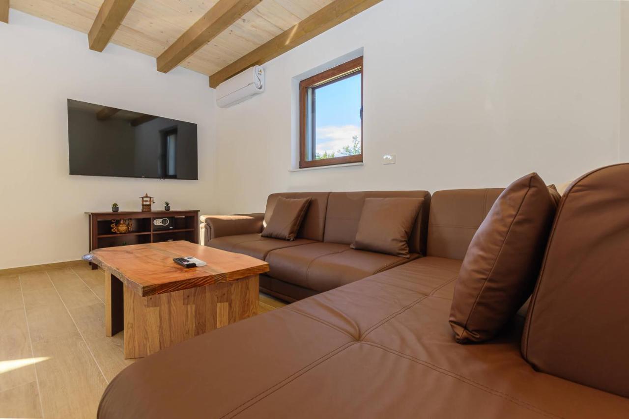 Villa David - Luxurious Secluded Villa With A Heated Pool Butkovici  Bagian luar foto