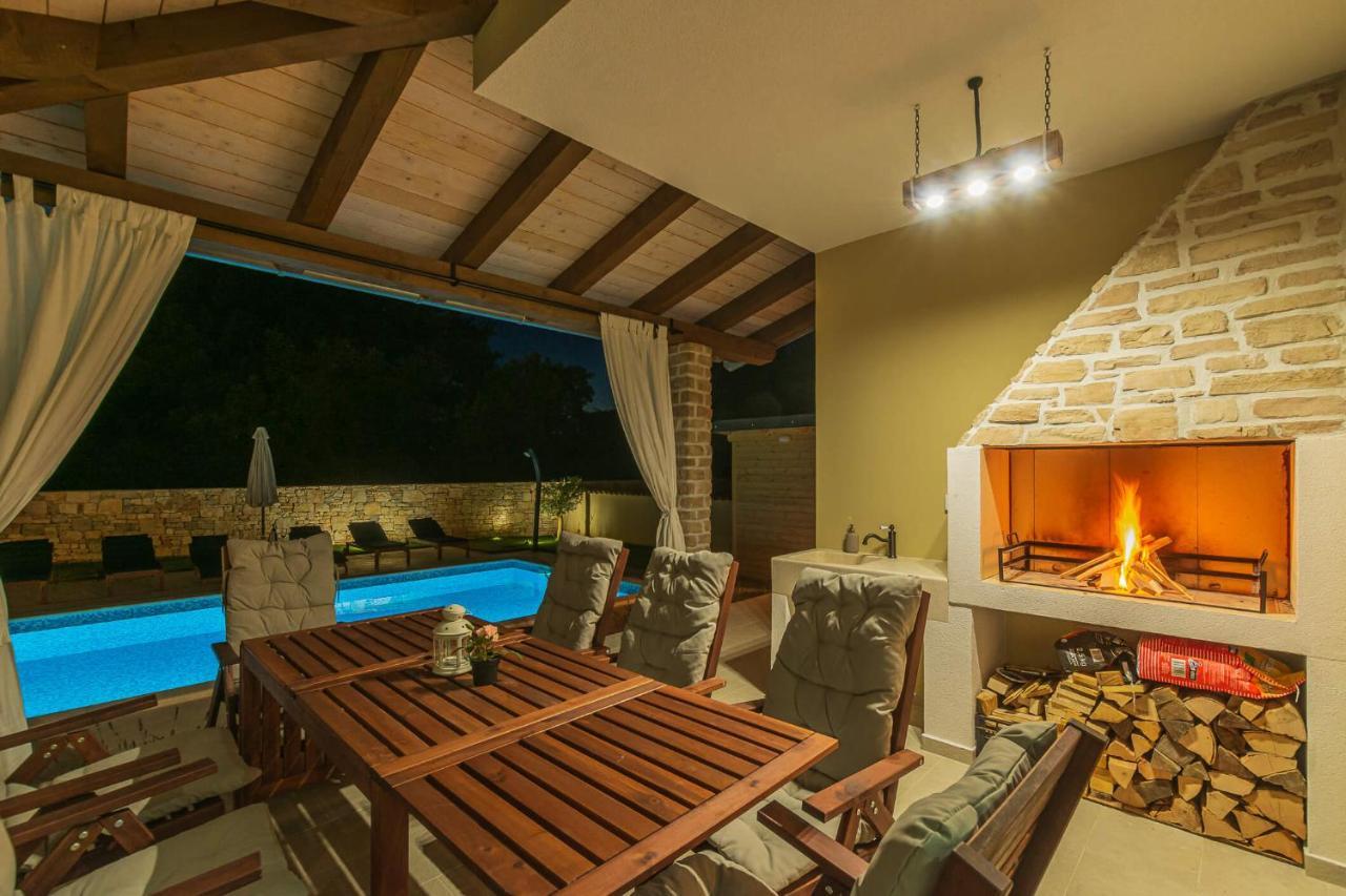 Villa David - Luxurious Secluded Villa With A Heated Pool Butkovici  Bagian luar foto