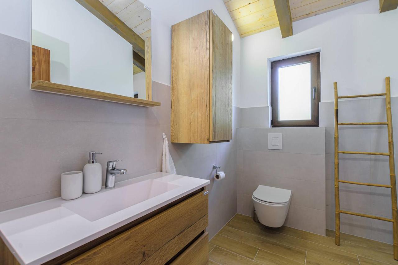 Villa David - Luxurious Secluded Villa With A Heated Pool Butkovici  Bagian luar foto