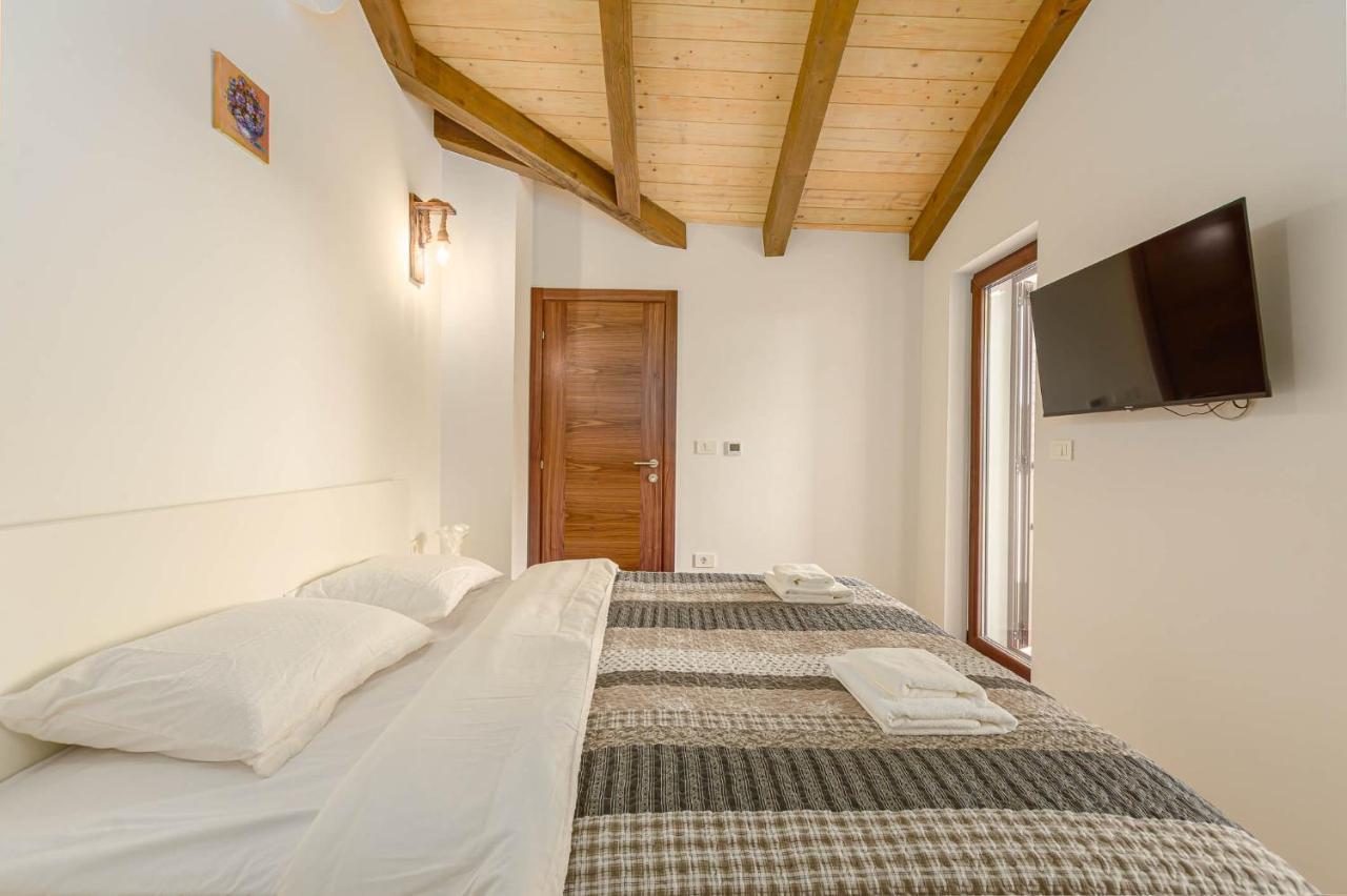 Villa David - Luxurious Secluded Villa With A Heated Pool Butkovici  Bagian luar foto